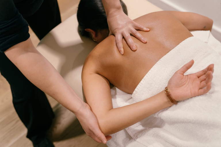 Massage cổ vai gáy chuyên sâu cải thiện đau mỏi